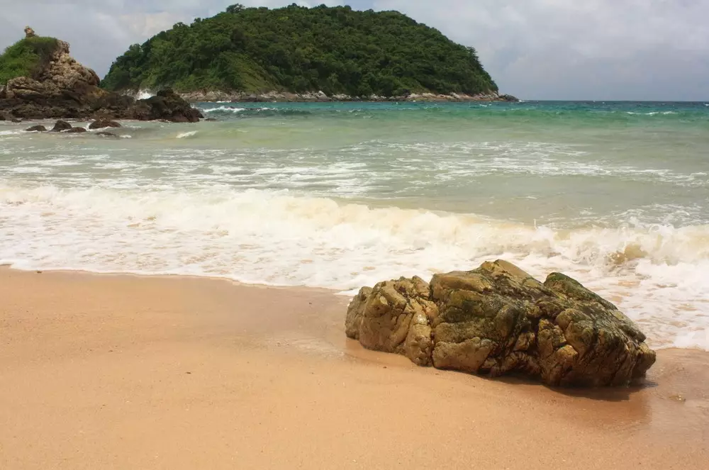 shutterstock_phuket-tropical_beach-117413245