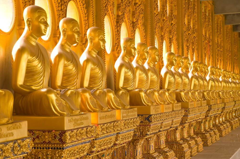 shutterstock_roi_et-buddha_statue-2-76340476