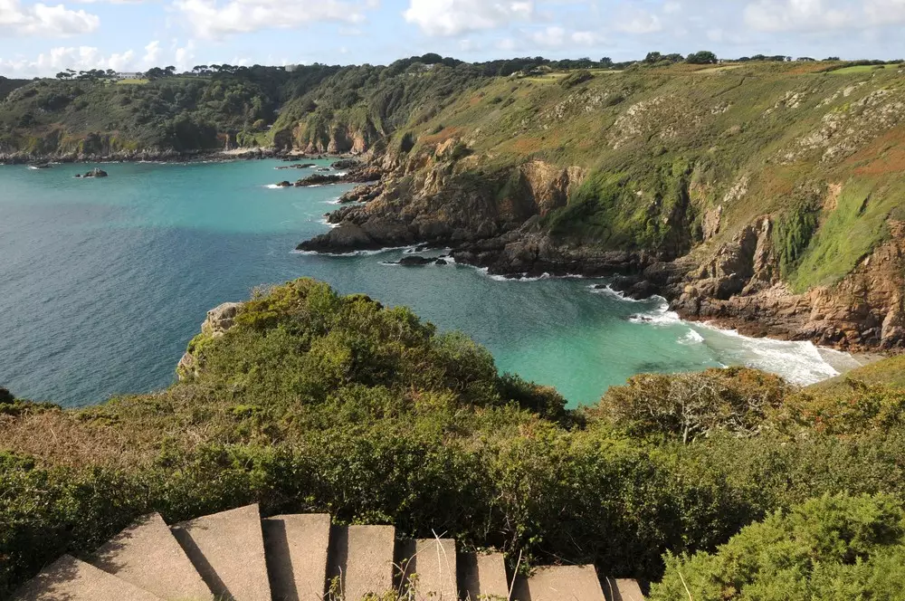 shutterstock_grossbritanien-guernsey-peti_bot_bay-63144073