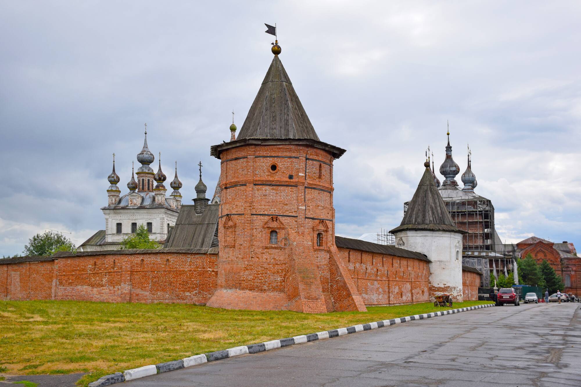 Das Kloster Michailo-Arkhangelsk in Juriev-Polsky wurde zu Beginn des XIII. Jahrhunderts von Prinz Svyatoslav gegründet. Die vorhandenen Tempel gehören zum 17. Jahrhundert. Russland, Jurjew, August 2021