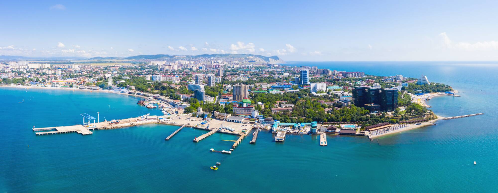 Wunderschönes Panorama auf die Stadt des Badeortes Anapa und die Strände an der Stadtgrenze, Blick von einer Drohne vom Meer