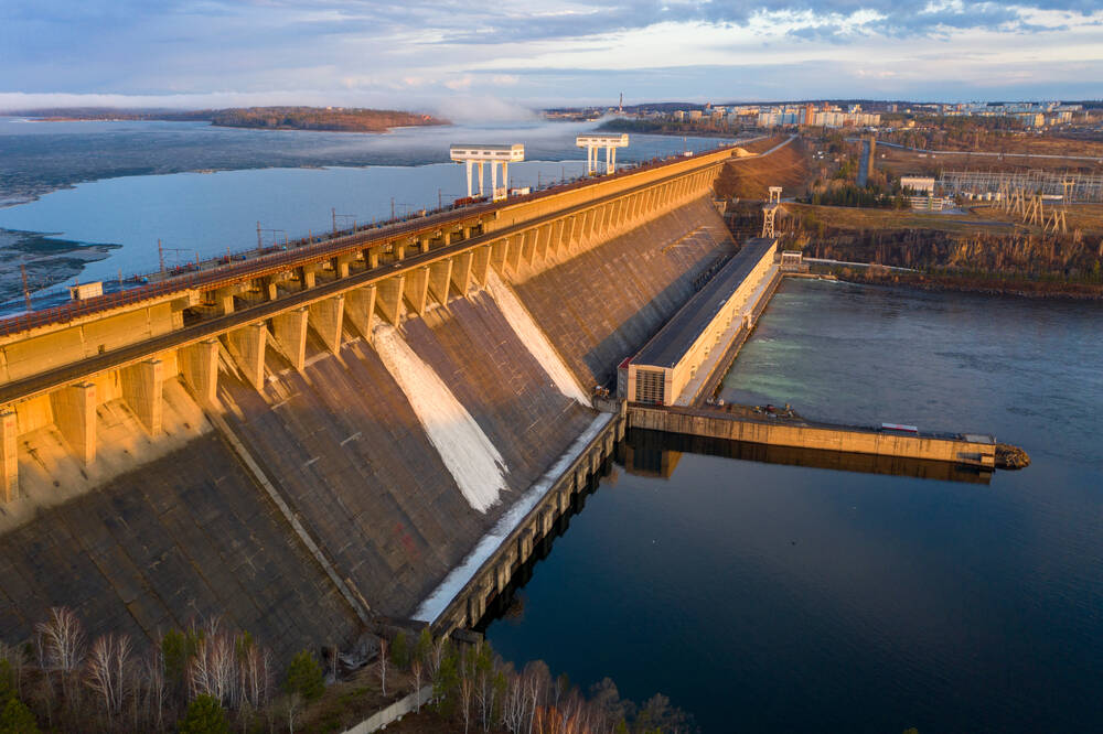 Das Wasserkraftwerk Bratsk. Ein Damm am Fluss Angara und angrenzendes Wasserkraftwerk. 