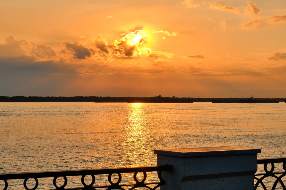Sonnenuntergang am Ufer des Amur-Flusses in Chabarowsk. Der Sonnenuntergang über dem Horizont