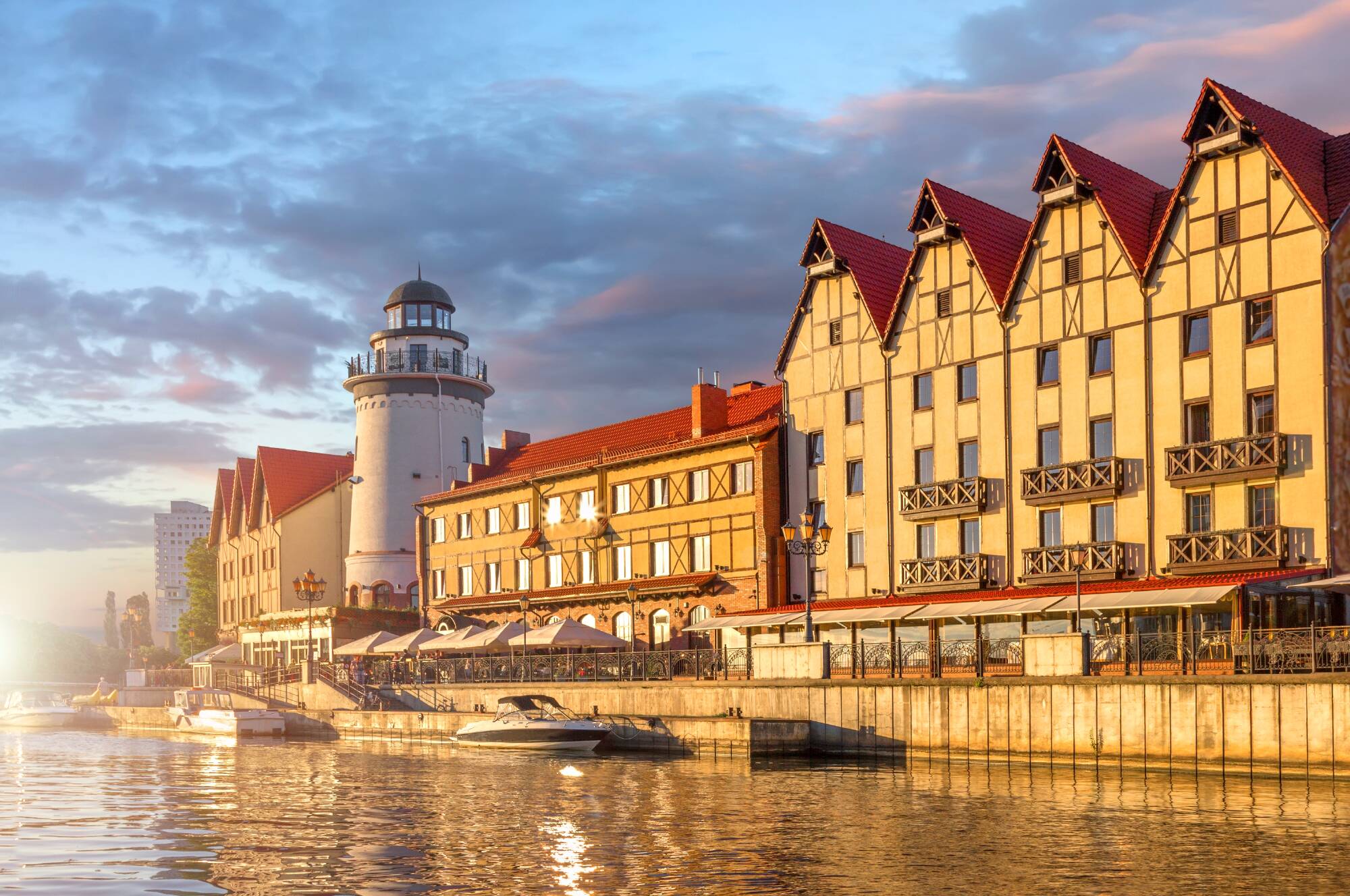 Fischerdorf auf Sonnenuntergang Hintergrund. Kaliningrad, Russland.