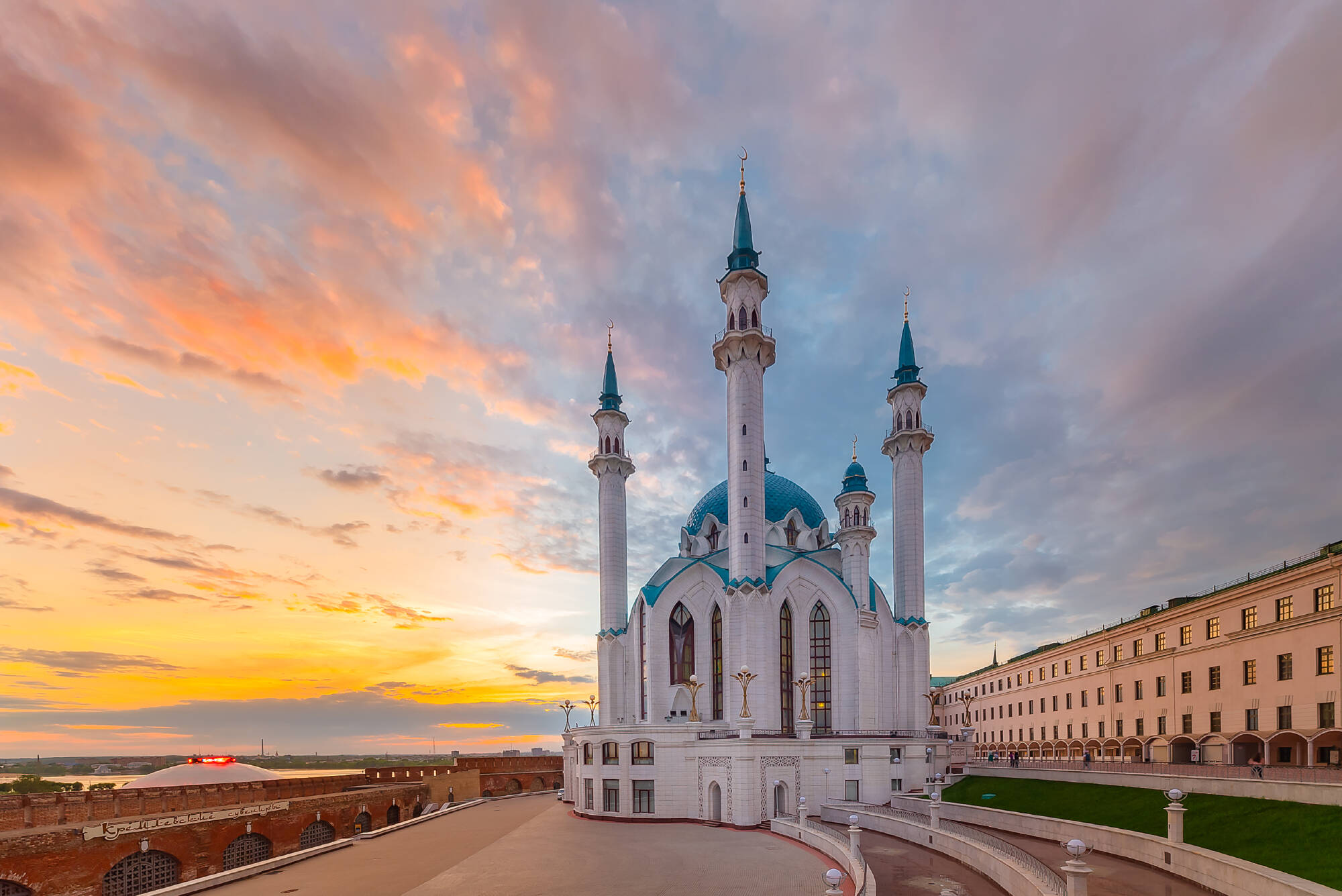 Kul Sharif Moschee im kasanischen Kreml in den Strahlen der untergehenden Sonne. Kasan. Russland. Die Gebäude haben die Aufschrift 